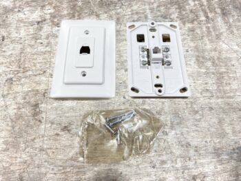 WALL JACK 4 CONDUCTOR WHITE WITH DOOR