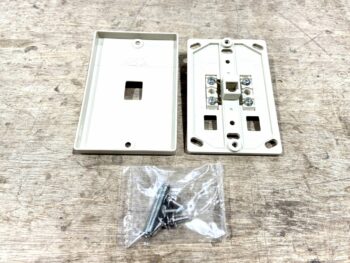 WALL JACK ALMOND 4 CONDUCTOR UNIVERSAL